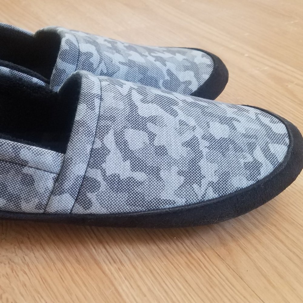 NWOT men’s camo print moccasin style slippers